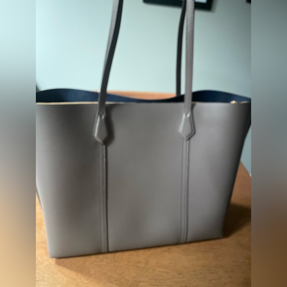 Like New, Authentic Tory Burch Perry Tote in Clamshell